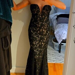 Elegant Black Lace Evening Gown